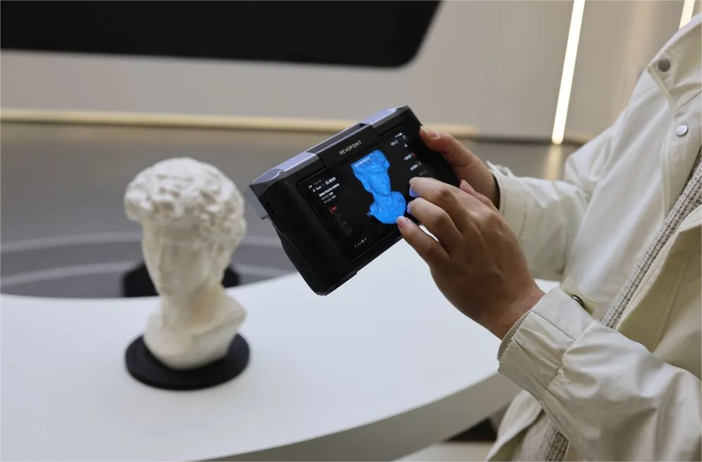西安知象光电科技有限公司工作人员演示一款便携式3D扫描设备。新华社记者 张博文 摄